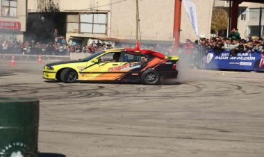 Klasik otomobil ve modifiye tutkunları Kahramankazanda buluştu