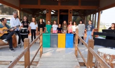 Üstün zekalı çocuklar atıklar için şarkı besteleyip seslendirdi milyonlarca izlendi