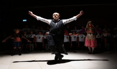 Atatürkün temsili zeybek oyunu geceye damgasını vurdu