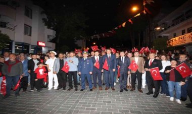 Kaşta Cumhuriyet Bayramı nedeniyle fener alayı ve konser düzenlendi