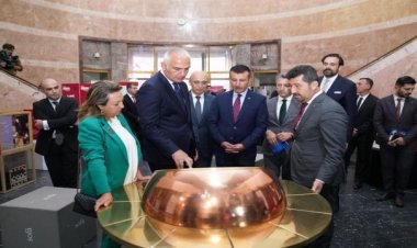 Bakan Ersoy, ASBÜ'de Türkçe Verintiler Sergisi’ni gezdi