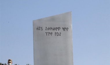 Göbeklitepe’ye 2020 yapımı Göktürk Yazıtı Diktiler